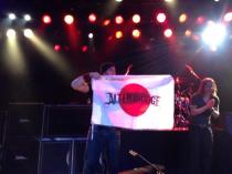 Brian Marshall memegang bendera Fan Page Alter Bridge terbesar di Jepang
